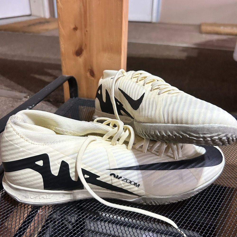 Indoor soccer shoes